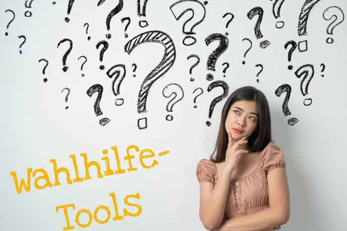 Wahlhilfe-Tools Rechts im Bild steht eine junge Frau und überlegt. Links steht die Schrift Wahlhilfe-Tools. In der oberen Hälfte sind Fragezeichen in den Hintergrund gemalt.