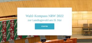 Screenshot der Webseite Wahlkompass. Im Hintergrund sieht man einen Teil eines Plenarsaals. Im Vordergrund steht der Text: Wahl-Kompass NRW 2022 zur Landtagswahl am 15. Mai