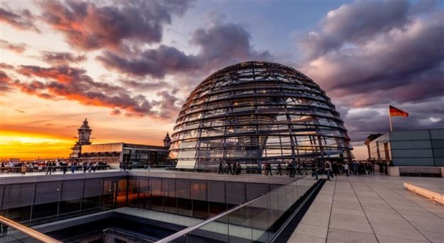 tourists-near-reichstag-dome (2)